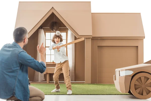 Pai Ensinando Seu Filho Como Jogar Beisebol Frente Casa Papelão — Fotografia de Stock