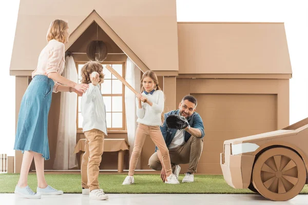 Familia Joven Jugando Béisbol Juntos Patio Casa Cartón Aislado Blanco — Foto de Stock