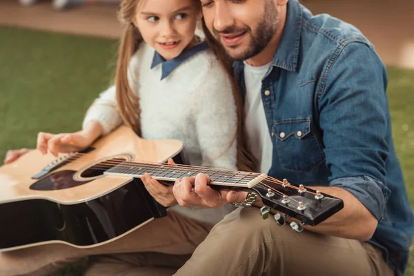 Bonito Pai Filha Tocando Guitarra Enquanto Sentado Grama — Fotos gratuitas