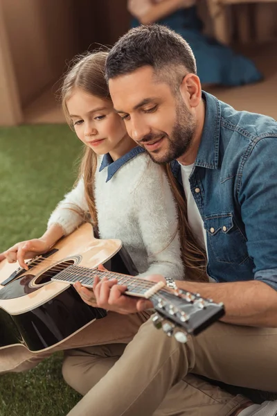 Boldog Apa Lánya Gitározni Fűben Ülve — Stock Fotó