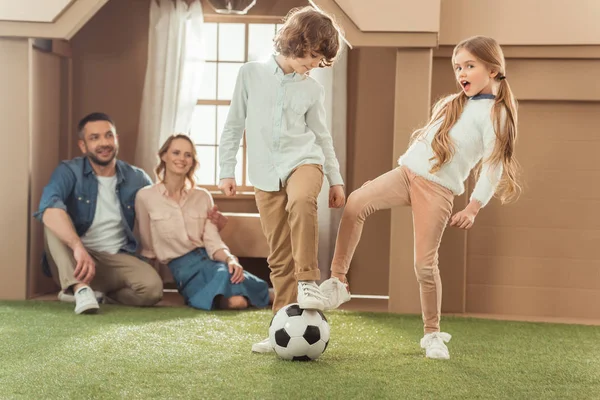 Irmão Irmã Jogando Futebol Quintal Casa Papelão Enquanto Pais Olhando — Fotografia de Stock