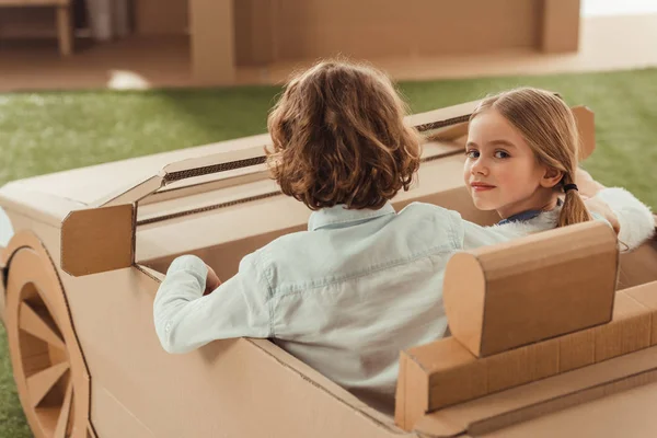 Kleine Kinder Fahren Pappauto — Stockfoto