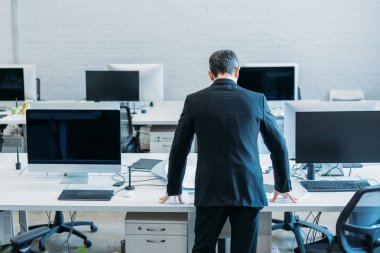 arkadan görünüşü işyeri ofis ayakta işadamı