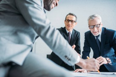 yeni iş stratejisi üzerinde office toplantıda tartışırken çok ırklı İşadamlarından kısmi görünümü