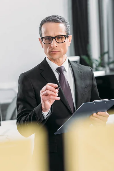 Portrait Focused Businessman Notepad Office — Free Stock Photo