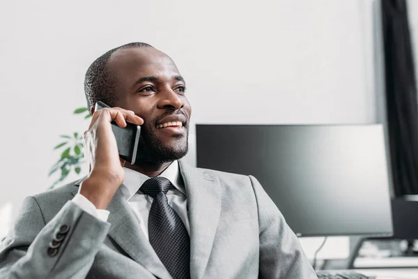Retrato Sonriente Hombre Negocios Afroamericano Hablando Teléfono Inteligente Oficina —  Fotos de Stock