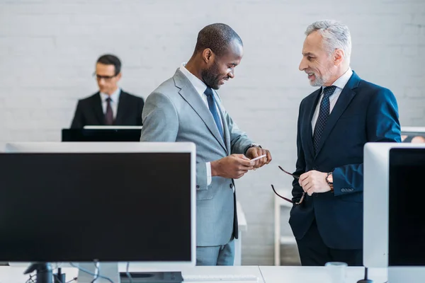 Selective Focus Multiracial Business Colleagues Having Conversation Workplace Office — Free Stock Photo