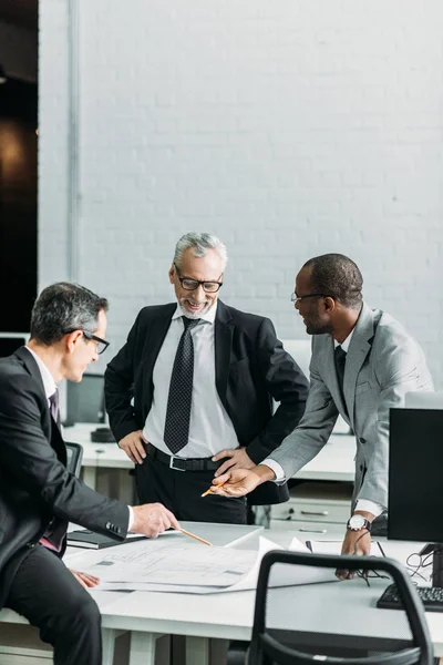 Uomini Affari Multietnici Che Discutono Nuova Strategia Business Sulla Riunione — Foto Stock