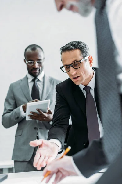 Visión Parcial Los Empresarios Multiculturales Que Discuten Nuevo Plan Reunión — Foto de Stock