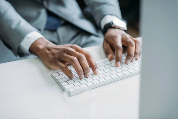 Pandangan Parsial Dari African American Pengusaha Mengetik Keyboard Tempat Kerja — Stok Foto