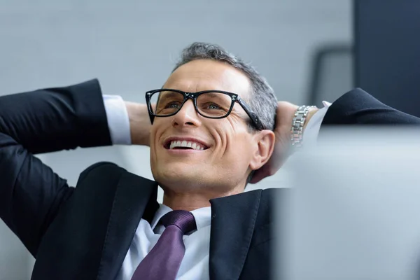 Retrato Hombre Negocios Alegre Gafas Con Las Manos Detrás Cabeza —  Fotos de Stock