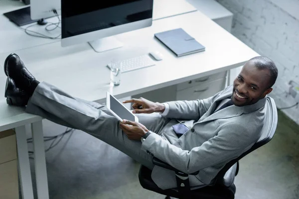 Улыбающийся Африканский Американский Бизнесмен Планшетом Рабочем Месте Офисе — стоковое фото