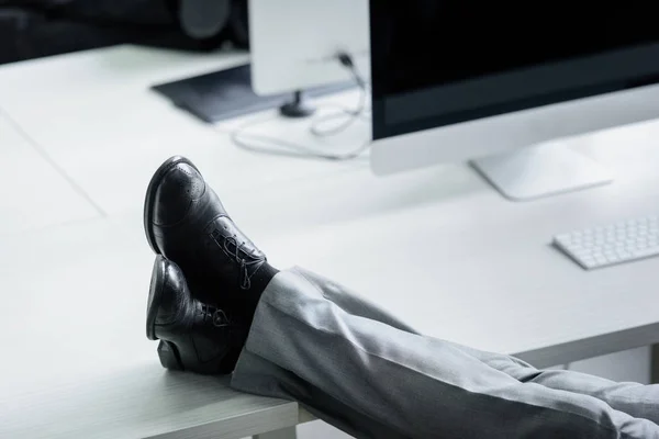 Schnappschuss Eines Geschäftsmannes Der Mit Beinen Auf Dem Tisch Arbeitsplatz — Stockfoto