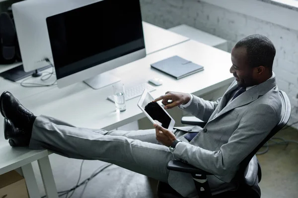 Lächelnder Afrikanisch Amerikanischer Geschäftsmann Mit Tablet Arbeitsplatz Büro — Stockfoto