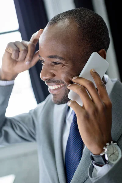 Vista Lateral Empresário Afro Americano Alegre Falando Smartphone — Fotografia de Stock