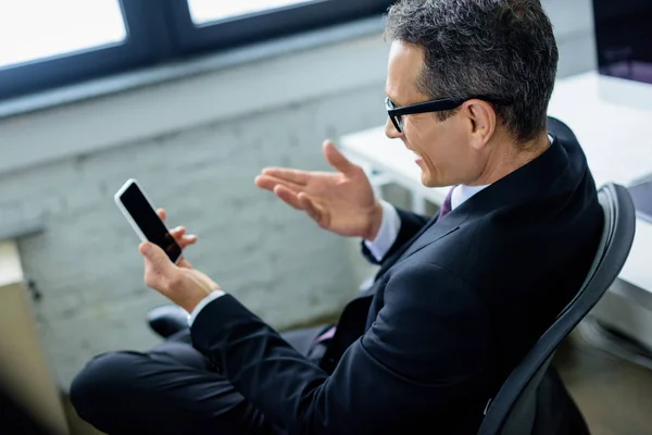 Vista Lateral Homem Negócios Sorrindo Usando Smartphone — Fotografia de Stock