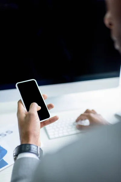 Teilansicht Eines Geschäftsmannes Mit Smartphone Arbeitsplatz — Stockfoto