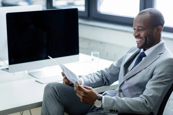 Sorridente Empresário Afro Americano Lendo Jornal Local Trabalho — Fotografia de Stock