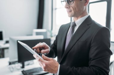 tablet kullanma office işadamı kısmi görünümü 