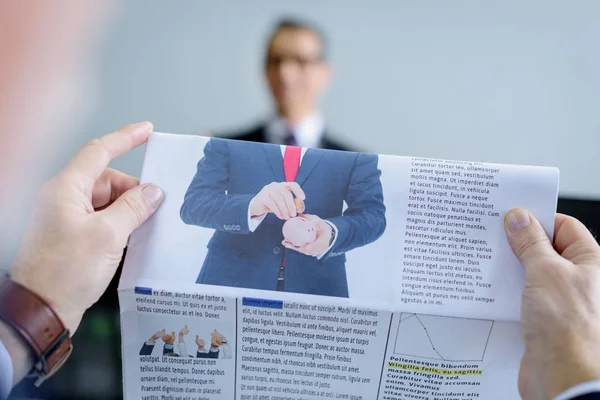 Enfoque Selectivo Del Hombre Negocios Con Periódico Colega —  Fotos de Stock