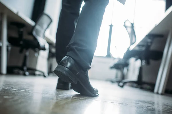 Visão Parcial Empresário Caminhando Escritório — Fotografia de Stock