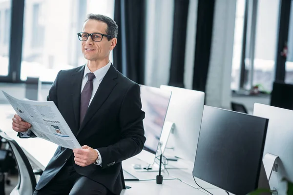 Porträtt Affärsman Med Tidningen Sitter Bord Office — Stockfoto