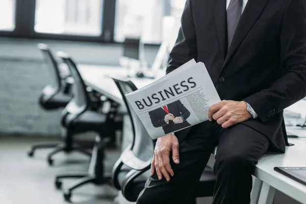 Partial View Businessman Newspaper Sitting Table Office — Stock Photo, Image