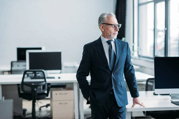 Senior Affärsman Glasögon Står Vid Arbetsplatsen Office — Stockfoto