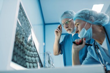 Alt görünümü hekimlerin hasta x-ray arıyorsunuz