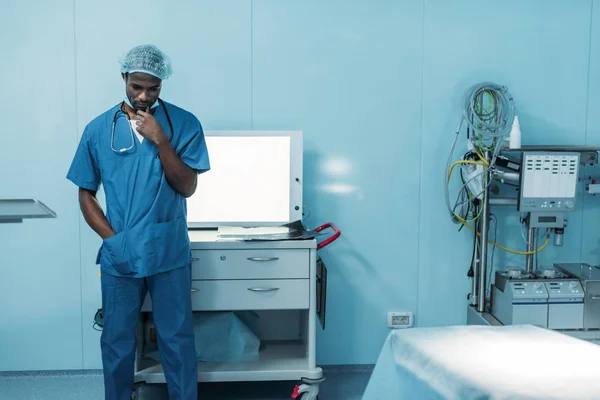 Triste Médecin Afro Américain Debout Dans Salle Opération — Photo