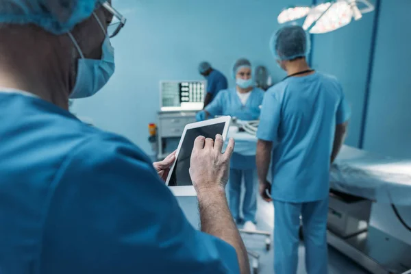 Doctor Usando Tableta Sala Cirugía — Foto de Stock