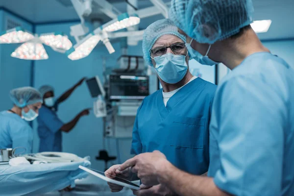 Doctores Usando Tableta Sala Cirugía — Foto de Stock