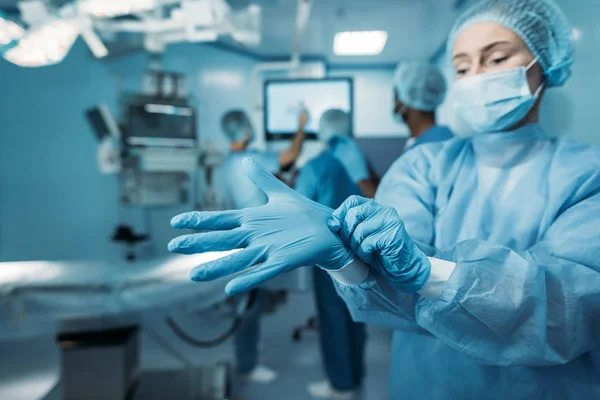 Arzt Trägt Medizinische Handschuhe Operationssaal — Stockfoto