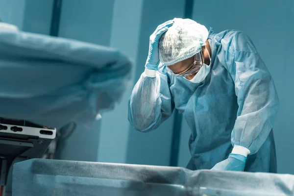 African American Surgeon Touching Head Operating Room — Stock Photo, Image