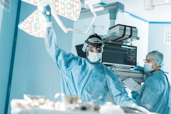 African American Doctor Setting Surgical Light — Stock Photo, Image