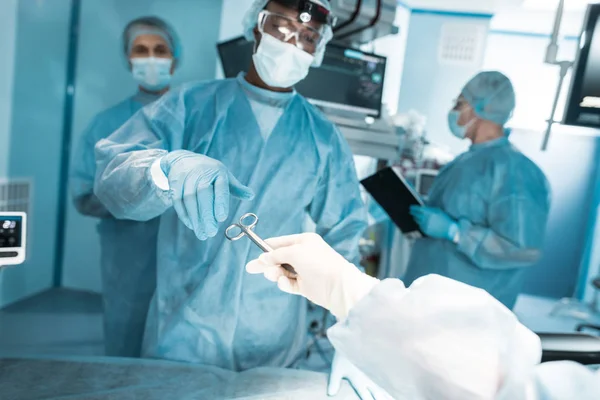 Imagen Recortada Enfermera Pasando Tijeras Médicas Cirujano Afroamericano — Foto de Stock