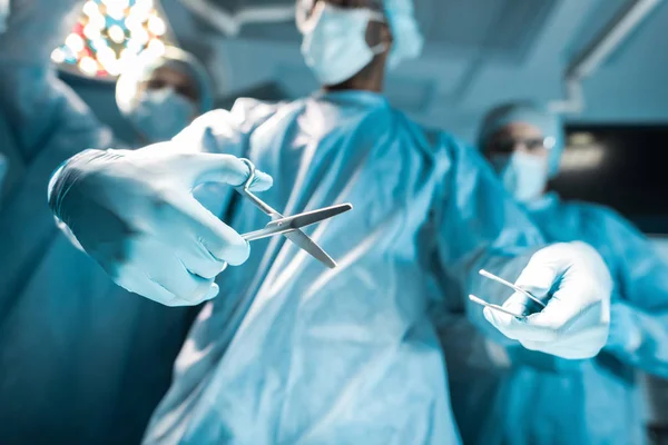 Pohled Zdola Multikulturní Chirurgů Lékařské Nástroje — Stock fotografie