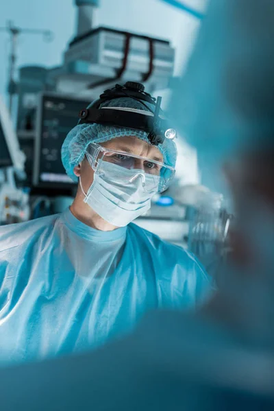 Cirurgião Máscara Médica Olhando Para Longe — Fotografia de Stock