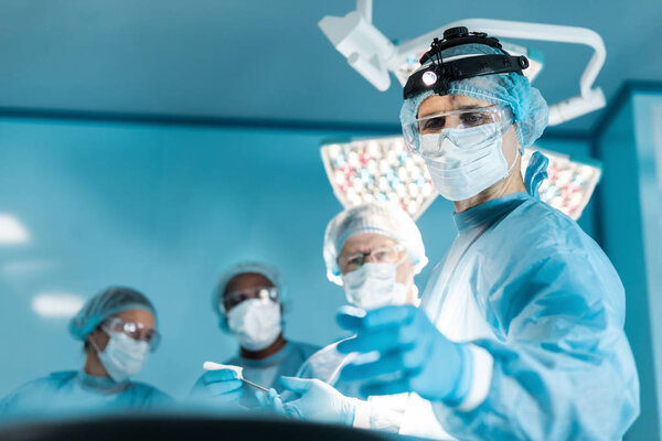 четыре мультиэтнических врача в операционной
