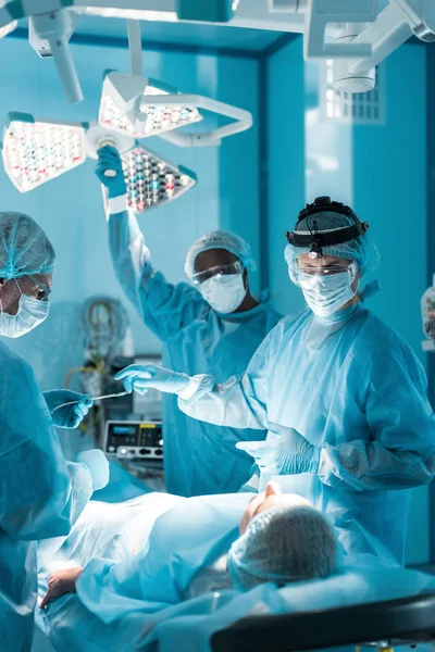 Cirujanos Multiétnicos Operando Una Paciente Femenina — Foto de Stock