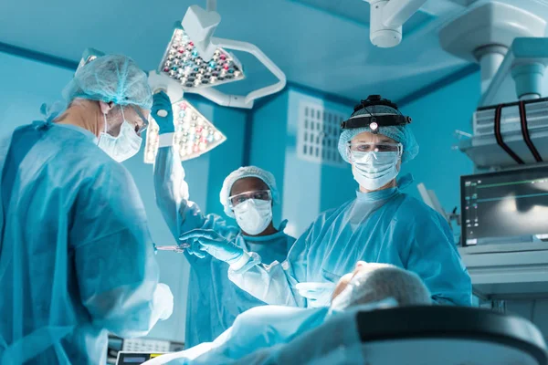 Mångkulturella Kirurger Och Patienten Operation Operationssal — Stockfoto