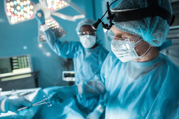 Περικομμένη Εικόνα Του Νοσοκόμα Περνώντας Ιατρική Ψαλίδι Χειρουργός Στο Χειρουργείο — Φωτογραφία Αρχείου