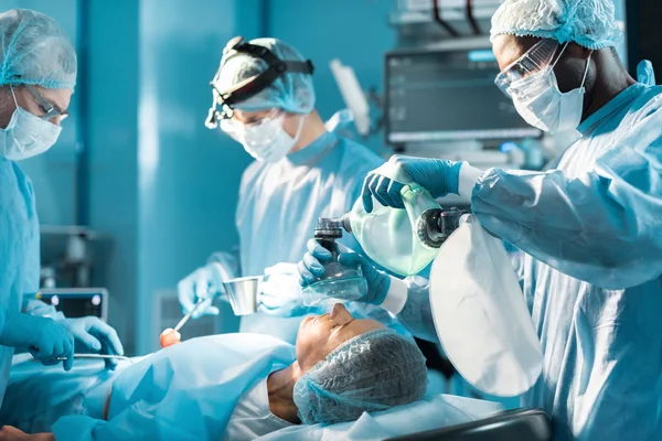 Anestesista Afro Americano Segurando Máscara Oxigênio Acima Paciente — Fotografia de Stock