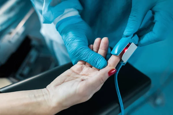 Imagem Recortada Médico Vestindo Oxímetro Pulso Dedo Paciente Sala Cirurgia — Fotografia de Stock