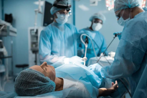 Cirurgiões Multiétnicos Operando Paciente Sala Cirurgia — Fotografia de Stock