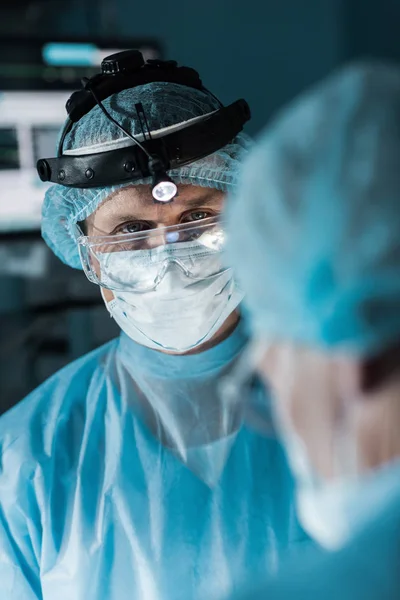 Χειρουργός Στην Ιατρική Μάσκα Βλέπουν Συνάδελφος Στο Χειρουργείο — Φωτογραφία Αρχείου