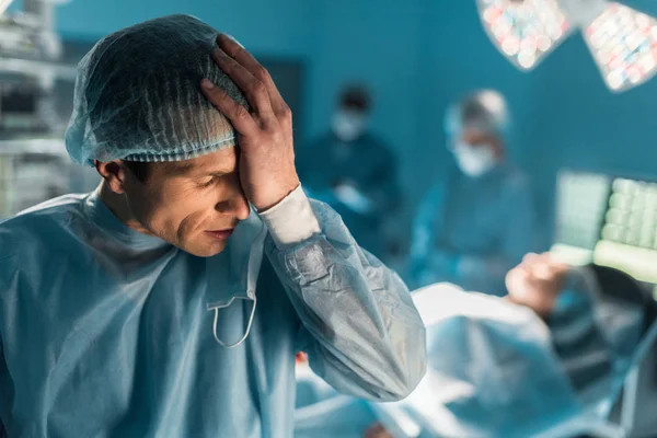Chirurg Obosit Atingând Capul Sala Operație — Fotografie de stoc gratuită
