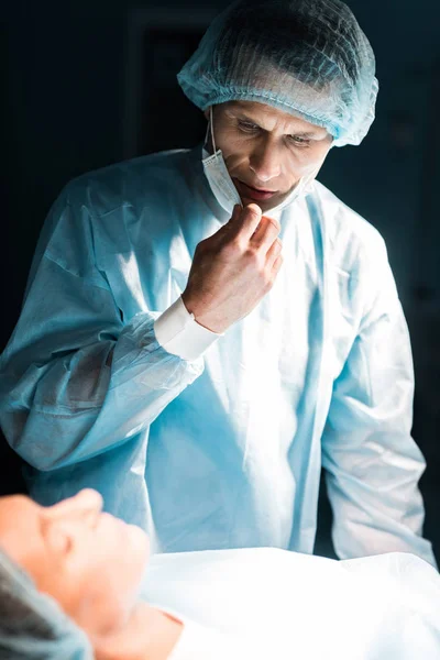 Doctor Looking Patient Surgery Room — Stock Photo, Image