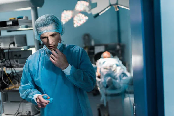 Médico Cansado Removendo Máscara Médica Sala Cirurgia — Fotografia de Stock