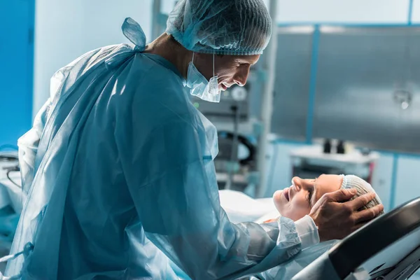 Médecin Souriant Palming Patient Dans Salle Opération — Photo